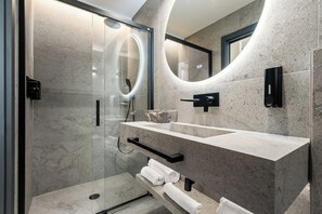Deluxe-Suite, Nichtraucher | Badezimmer | Dusche, Haartrockner, Handtücher, Seife