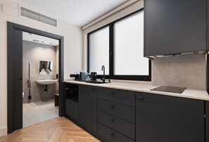 Leilighet – comfort | Skrivebord, skrivebord for bærbar PC og strykejern/-brett