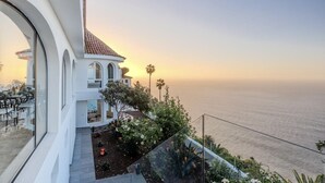 A modern building with a curved balcony overlooking a coastal view. - Villa Aurea (El Sauzal)