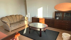 Apartment, 2 Schlafzimmer, barrierefrei, Balkon | Wohnzimmer