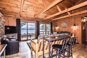Una Smart TV, una chimenea, libros