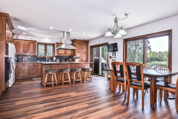 Fridge, microwave, oven, stovetop - Stepaway Vacation Rentals- Happy Hours Pet Friendly (Eagle River)