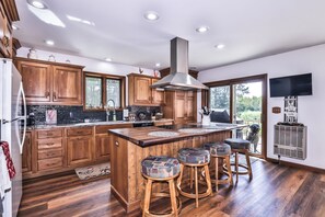 Fridge, microwave, oven, stovetop - Stepaway Vacation Rentals- Happy Hours Pet Friendly (Eagle River)