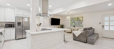 雪櫃、微波爐、焗爐、爐具