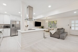 Køleskab, mikrobølgeovn, ovn, kogeplade