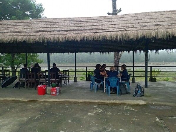 Outdoor dining - Ghumtee Riviera (Bharatpur)
