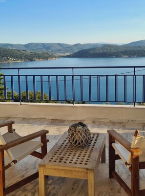 Property grounds - Breathtaking Seaview Villa with Pool near Athens (Theologos)