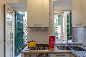 Fridge, oven, dishwasher, coffee/tea maker