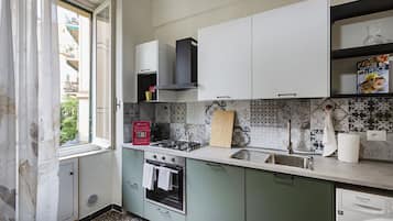 Een koelkast, een oven, een vaatwasser, een koffiezetapparaat/waterkoker