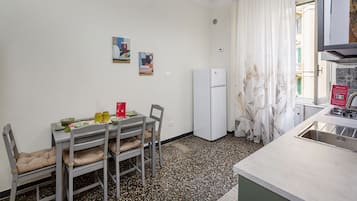 Kühlschrank, Ofen, Geschirrspüler, Wasserkocher mit Kaffee-/Teezubehör