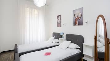 3 slaapkamers, een strijkplank/strijkijzer, gratis wifi, beddengoed