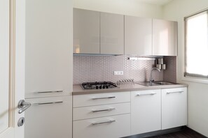 Kühlschrank, Mikrowelle, Ofen, Geschirrspüler