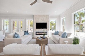 Smart TV, lareira, livros