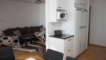 Deluxe-huoneisto, 2 makuuhuonetta, järvinäköala | Silitysrauta/-lauta, ilmainen Wi-Fi