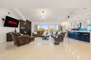 Smart TV, chimenea, estéreo