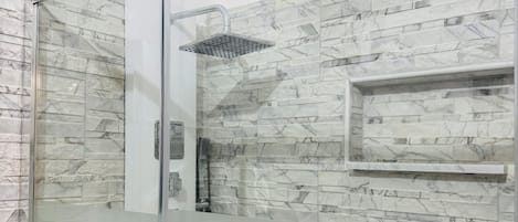 Dusche, Haartrockner, Bidet, Handtücher