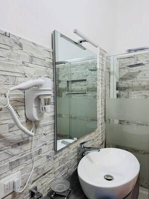 Dusche, Haartrockner, Bidet, Handtücher
