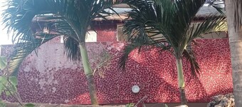 Located on the picturesque island of Ngor, next to the beach