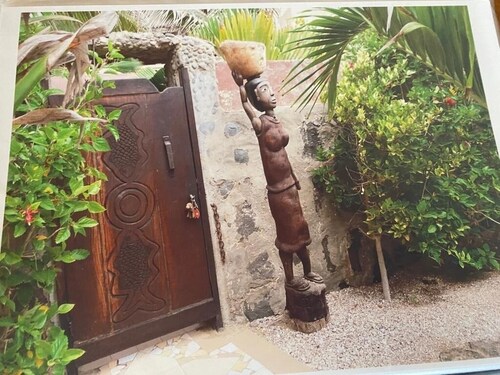 Located on the picturesque island of Ngor, next to the beach