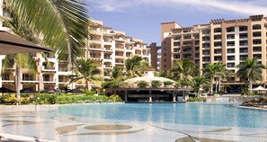 Una piscina al aire libre, una piscina climatizada