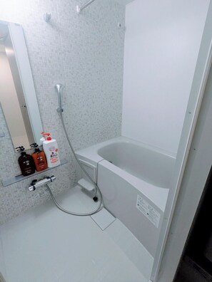 مجففات شعر، مناشف، صابون، ورق حمّام