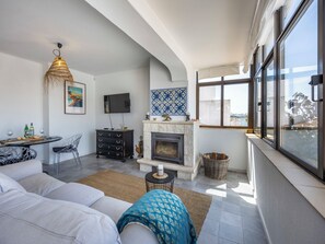 TV, fireplace