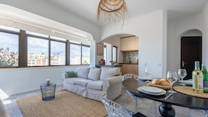 Un apartamento moderno con comedor, cocina y sala de estar.
