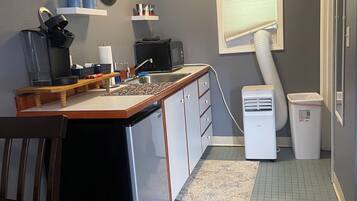 Refrigerador, microondas, placa de cocina, cafetera/tetera