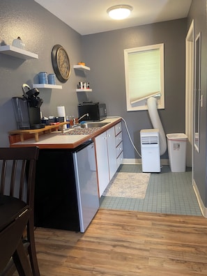 Fridge, microwave, stovetop, coffee/tea maker