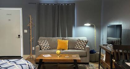 Studio apartment centrally located place near shopping, dining and attractions
