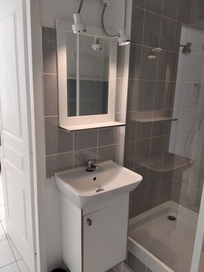 Dusche, Haartrockner, Handtücher, Toilettenpapier