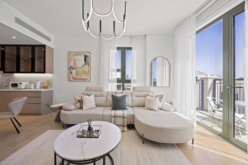 Portside Bliss La Mer 1 BR with Sea View