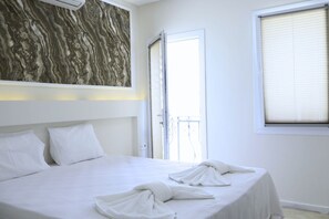 Habitación Deluxe, vistas a la piscina | Caja fuerte y wifi gratis