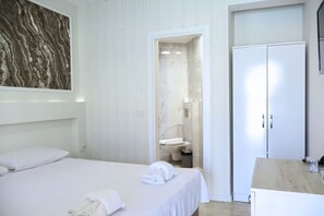 Habitación Deluxe, vistas a la piscina | Caja fuerte y wifi gratis