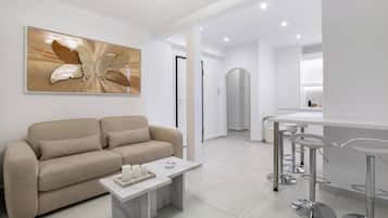 Departamento clásico, balcón, vista a la ciudad | Sala de estar | Smart TV de 55 pulgadas con canales digitales