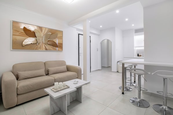 Appartement Classique, balcon, vue ville | Salle de séjour | TV connectée de 55 pouces avec chaînes numériques