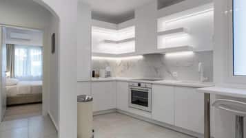 Departamento clásico, balcón, vista a la ciudad | Cocina privada | Cafetera de espresso, cafetera y tetera, tetera eléctrica y tostadora