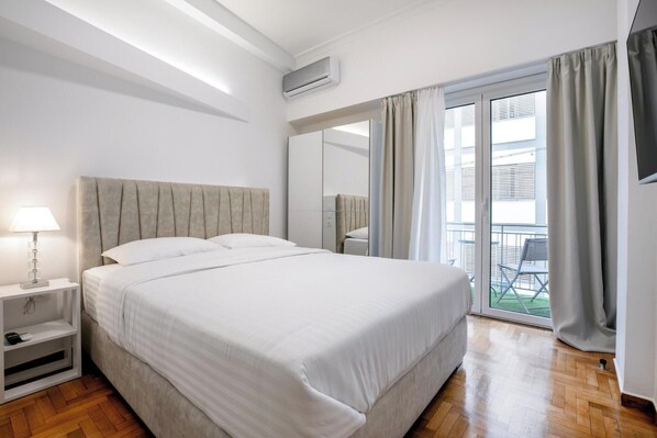 Classic Apartment, Balcony, City View