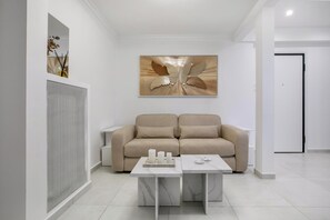 Classic Apartment, Balcony, City View | Living room