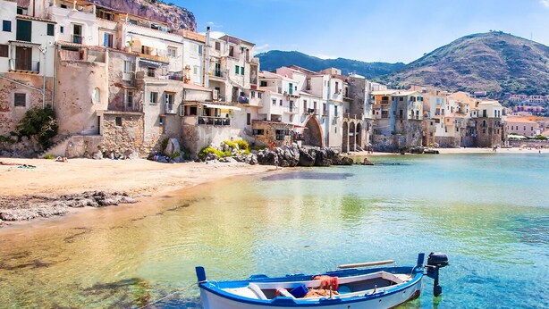 A coastal village with traditional stone buildings, a clear blue sea, and a small boat docked at the shore. - Tenute Lomasi - near Cefalù with swimming pool (Lascari)
