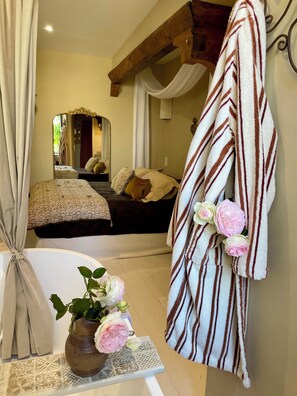 1 bedroom, WiFi, bed sheets - La Suite Drômoise 1809 • Country chic accommodation with Spa bath (Saint-Paul-lès-Romans)