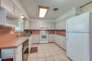Kühlschrank, Mikrowelle, Herdplatte, Geschirrspüler