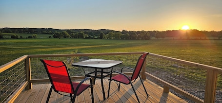 Outdoor dining. Charming cabin with amazing views located on Toontucky Farms