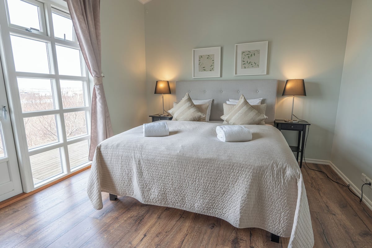 5 Bedroom Apartment | Bàn, khu vực làm việc phù hợp cho laptop, bàn ủi/dụng cụ ủi quần áo 