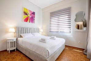 Apartament clàssic, balcó, vistes a la ciutat | 2 dormitoris, llençols de cotó egipci i roba de llit d'alta qualitat 