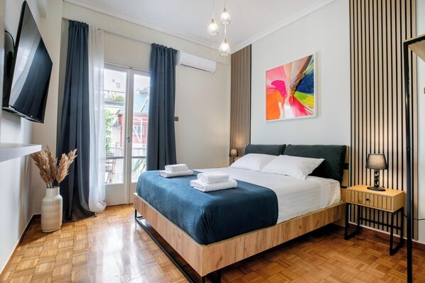 Apartament clàssic, balcó, vistes a la ciutat | 2 dormitoris, llençols de cotó egipci i roba de llit d'alta qualitat 