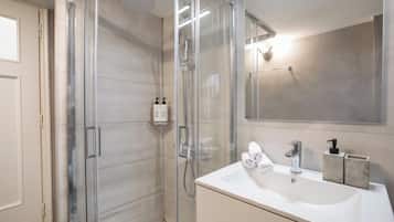 Apartemen Klasik, balkon, pemandangan kota | Kamar mandi