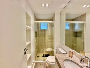 Deluxe Apartment | Bathroom | Shower, towels - Praça Madá (Sao Paulo)