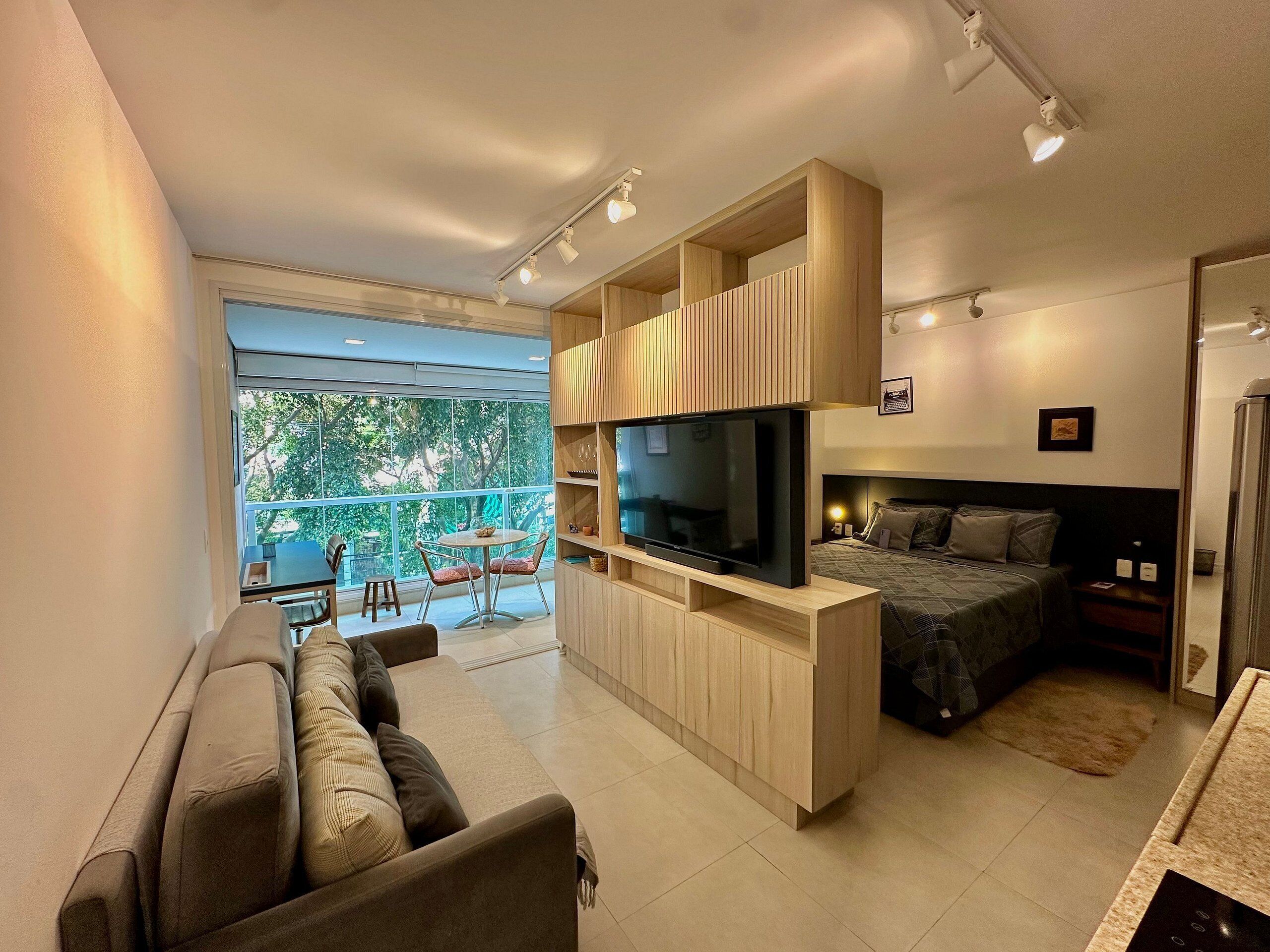 Apartament Deluxe | Sala d'estar | Televisor de pantalla plana 