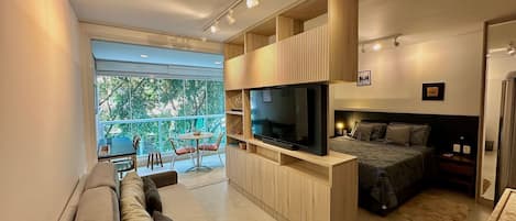 Departamento Deluxe | Área de sala de estar | Televisión de pantalla plana